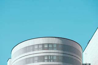 白色混凝土建筑，建筑，办公楼，建筑，城市，城镇，城市，塔楼