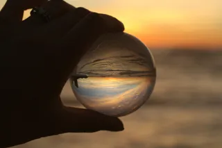 球体，人，人，手指，隐形眼镜，放大镜，天文学，外层空间