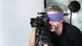 戴眼罩的摄像师