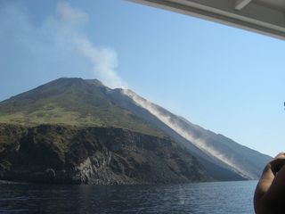 西西里岛、斯特隆博利、火山、喷发、海洋、岛屿、天空、烟雾
