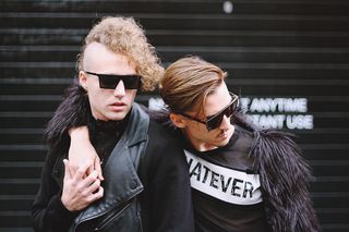 穿黑夹克的男人