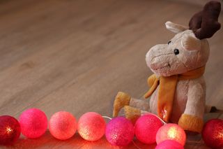 地板上的灰色驼鹿玩具