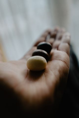 人手掌上的棕色鹅卵石