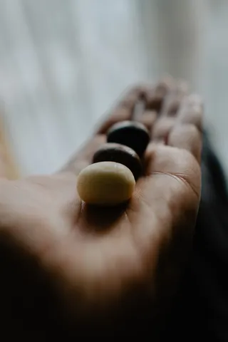 人手掌上的棕色鹅卵石