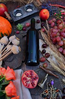 棕色木质表面环绕着蔬菜和水果的酒瓶