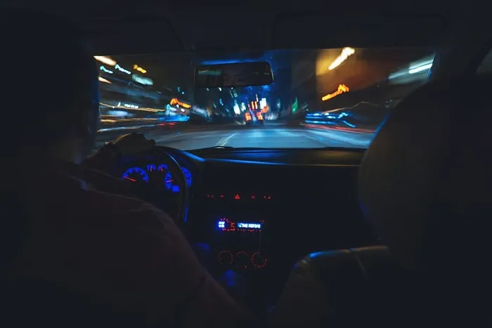 晚上开车上路的人