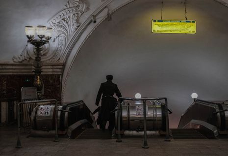 站在落地灯旁的男子轮廓