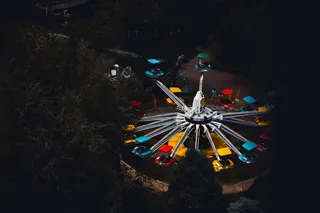 白色和红色游乐设施