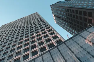 玻璃高层建筑的低角度摄影