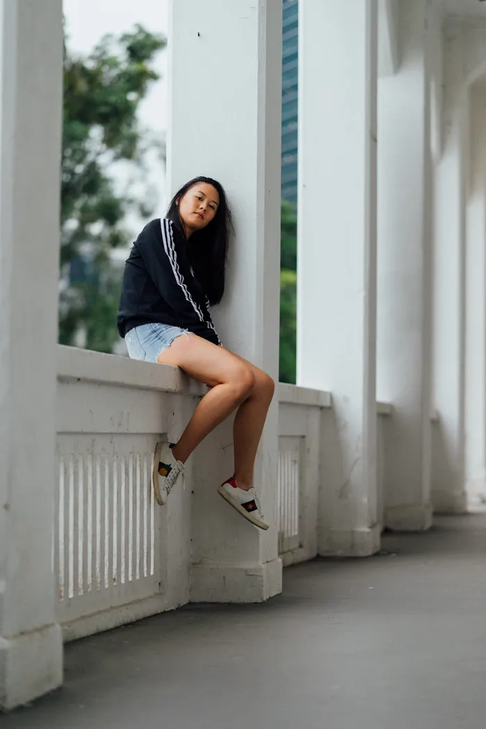 坐在扶手上的女人
