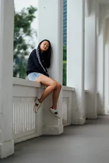 坐在扶手上的女人 坐在扶手上的女人