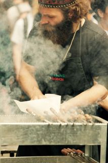 站在烤架前的男人