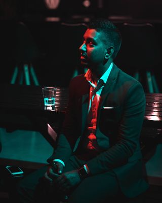 坐着抬头看的男人