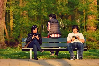 人，坐着，长椅，智能手机，公司，休闲，休闲，休息