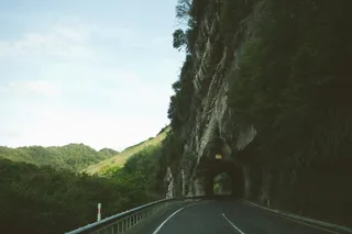 灰色，混凝土，道路中间隧道，沥青，道路，引导，隧道，天空