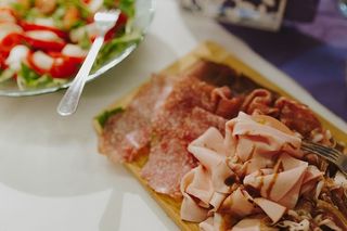 餐饮宴会桌上有不同的食物小吃和开胃菜