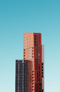 橙色和黑色的高层建筑