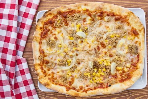 披萨、面团、酱汁、叉子、刀、服务、芥末、健康饮食