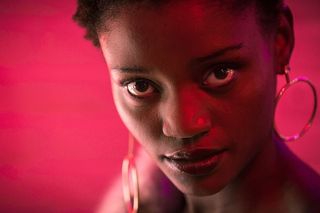 时装模特凝视着照片