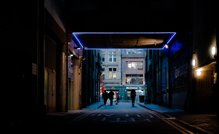 人们站在昏暗的大楼里