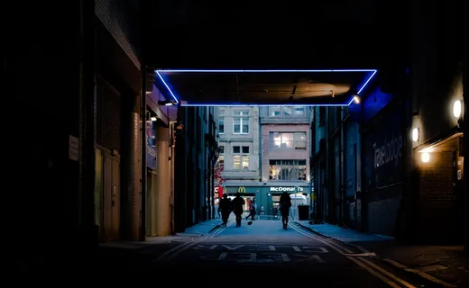 人们站在昏暗的大楼里