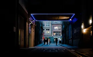 人们站在昏暗的大楼里