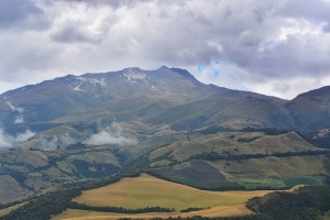 雨云下的青山