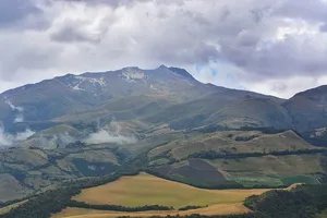 雨云下的青山
