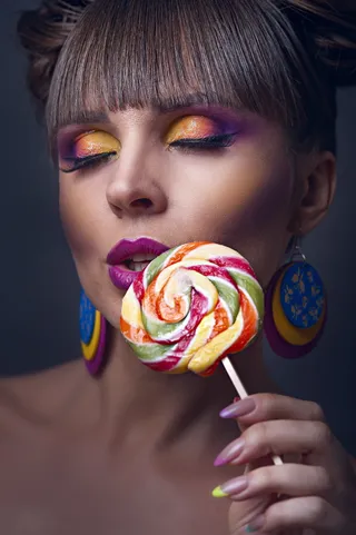 举着棒棒糖的女人的特写照片
