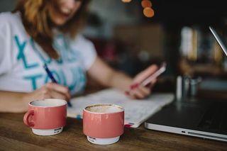 在咖啡馆工作的年轻女子