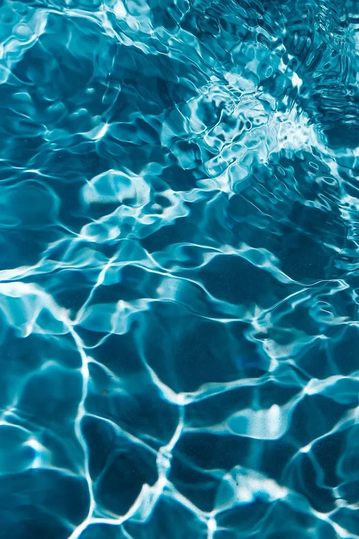 游泳池中波浪状的水面