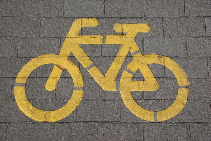 灰色混凝土道路上的自行车道
