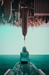 女性和倒置建筑的照片