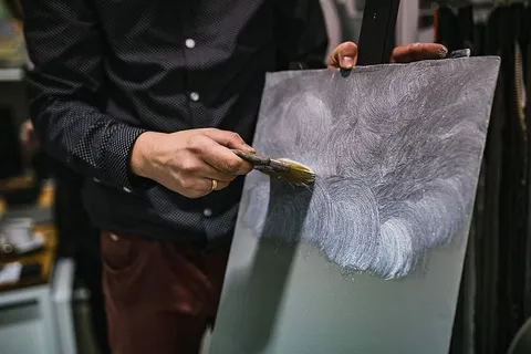 人们在画布上画画