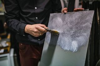 人们在画布上画画