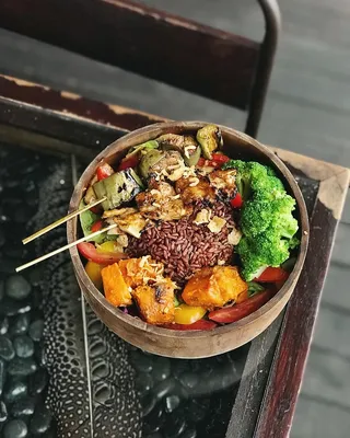 一个装满素食的木碗