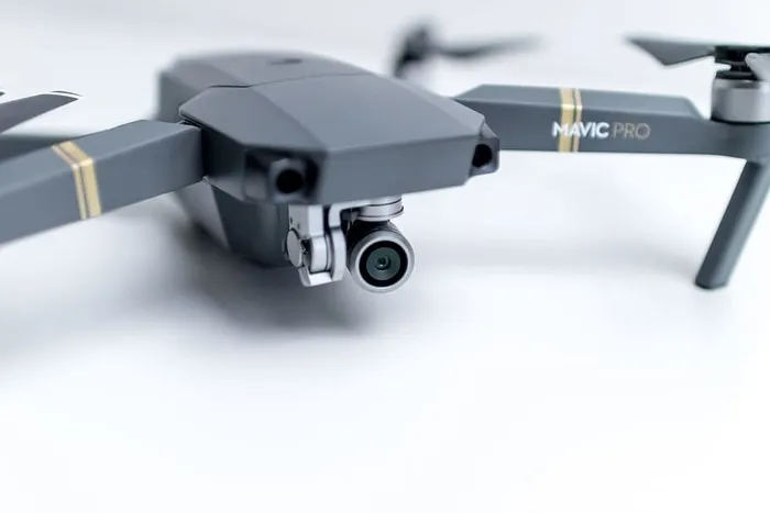 办公室白色办公桌上的现代无人机准备拍摄