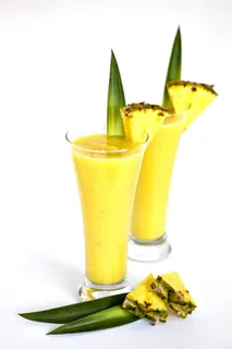奶昔、奶昔、菠萝、健康、早餐、黄色、水果、食品和饮料 奶昔、奶昔、菠萝、健康、早餐、黄色、水果、食品和饮料