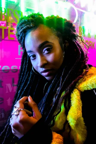 真人, 一个人, 生活方式, 肖像, 休闲活动, 发型, 年轻成人, 年轻女性