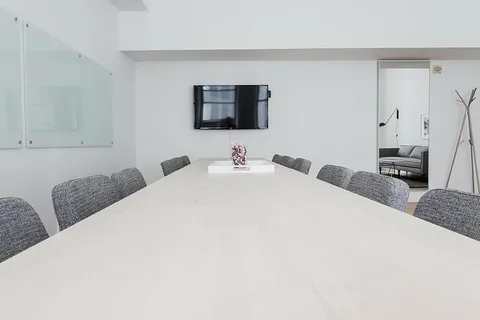 白色、木质、桌子、环绕、灰色、软垫、椅子、会议室 白色、木质、桌子、环绕、灰色、软垫、椅子、会议室