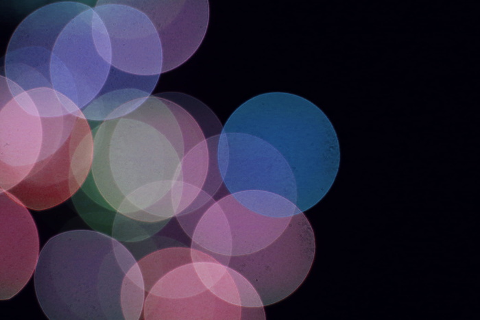 蓝色、粉色和绿色圆形装饰很多