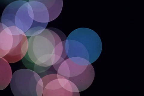 蓝色、粉色和绿色圆形装饰很多