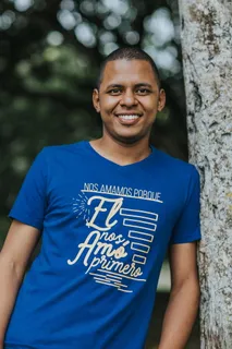 微笑的人靠在灰色的表面上 微笑的人靠在灰色的表面上