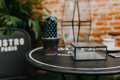 巴黎户外咖啡馆的桌子