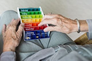 手，人类，女人，手，老人，自力更生，孤独，活着