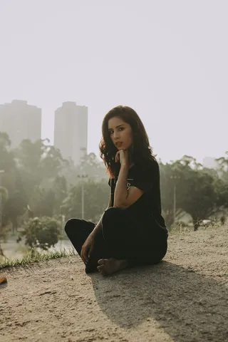 身穿黑色衬衫和裤子的女子蹲着