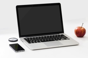 Iphone和苹果水果附近的Macbook Pro