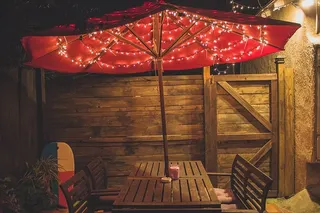 红色天井桌的摄影与弦灯