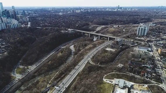 加拿大,多伦多,里弗代尔公园东,高速公路,公路,高速公路,繁忙,市中心 加拿大,多伦多,里弗代尔公园东,高速公路,公路,高速公路,繁忙,市中心