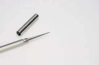 粉刺，粉刺挤出机，挤出机针，白色背景，复制空间，工作室拍摄，无人，室内